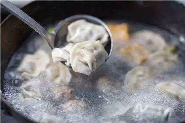 餃子是用冷水煮還是沸水煮？很多人做錯了！