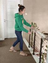 女主人假意跳樓，拉布拉多急忙拉住主人，當換成男主人時，狗狗：你怎麼還不跳？