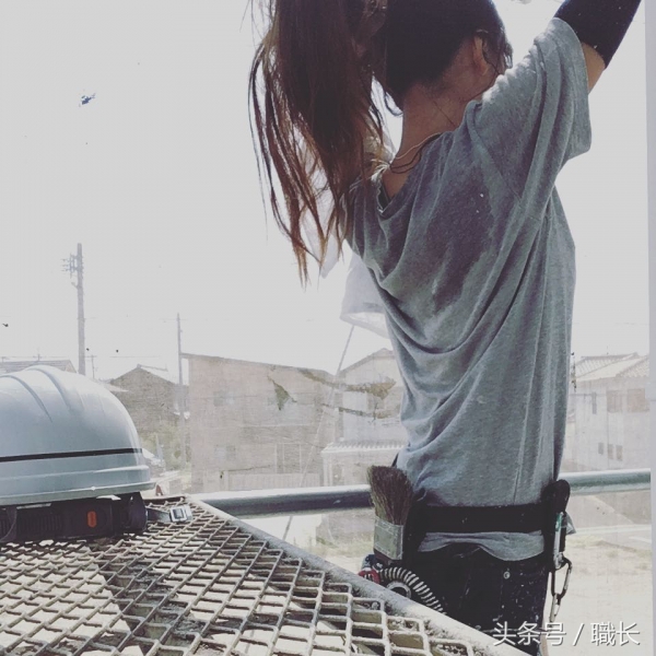 日本工地來了一名「女油漆工」當身體一側「同事都受不了」，網友：還能淡定幹活嗎！