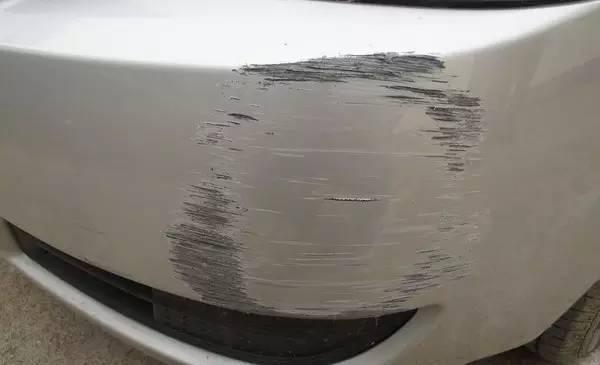 勇於承擔！13歲女童刮傷車「眾人勸快跑」 車主暴怒「轉頭一看氣全消」：賠償1元就好 