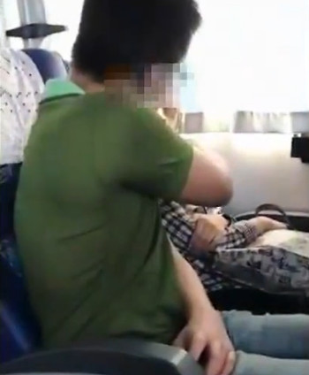 巴士一男子趁女孩睡著佔便宜，對方沒有反抗反而很配合，結果男子下車後傻眼了