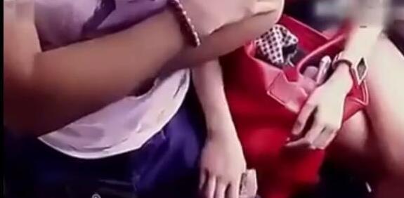 巴士一男子趁女孩睡著佔便宜，對方沒有反抗反而很配合，結果男子下車後傻眼了