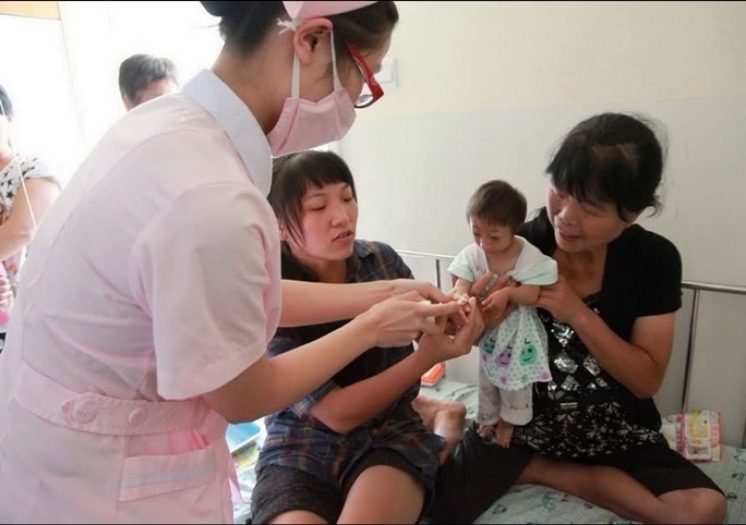 現實中的《拇指姑娘》3歲半，直擊她的日常生活，媽媽「呵護備至」不敢放鬆，網友淚崩：【最偉大的愛】