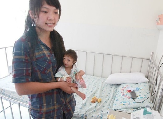 現實中的《拇指姑娘》3歲半，直擊她的日常生活，媽媽「呵護備至」不敢放鬆，網友淚崩：【最偉大的愛】