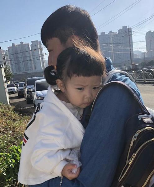 隨時都在皺眉！韓國2歲小女孩「一剪髮就森77」　媽媽曬「她燦笑模樣」比皺眉可愛100倍❤