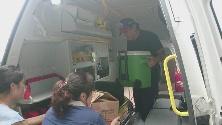 24歲女消防員大愛器捐,警車開道一路飆速120公裡,穿雪隧半小時直送台北