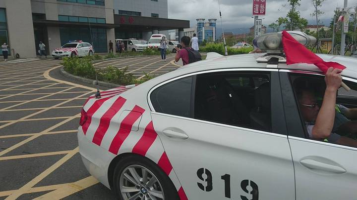 24歲女消防員大愛器捐,警車開道一路飆速120公裡,穿雪隧半小時直送台北