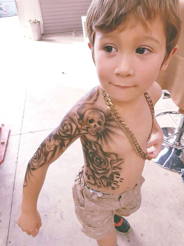 他竟然幫「小孩刺青」看到的人都破口大罵！但知道小孩的「真實身份」後馬上跪下來道歉了！