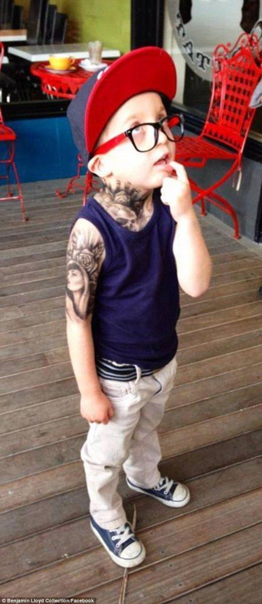 他竟然幫「小孩刺青」看到的人都破口大罵！但知道小孩的「真實身份」後馬上跪下來道歉了！