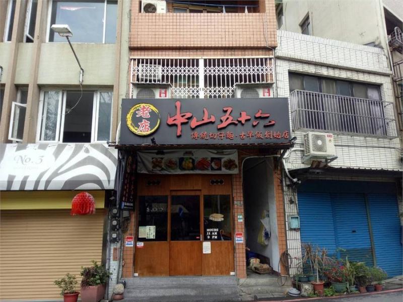 年輕警察進餐廳喊話「等下有人來吃飯，錢算我的！」老闆見到「下一秒出現的客人」讚爆：太暖心！