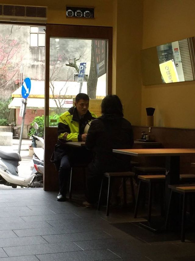 年輕警察進餐廳喊話「等下有人來吃飯，錢算我的！」老闆見到「下一秒出現的客人」讚爆：太暖心！