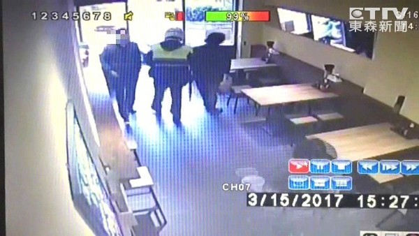 年輕警察進餐廳喊話「等下有人來吃飯，錢算我的！」老闆見到「下一秒出現的客人」讚爆：太暖心！