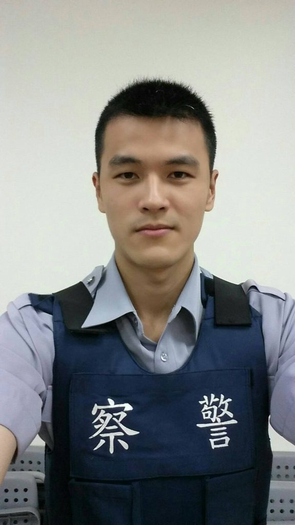 年輕警察進餐廳喊話「等下有人來吃飯，錢算我的！」老闆見到「下一秒出現的客人」讚爆：太暖心！