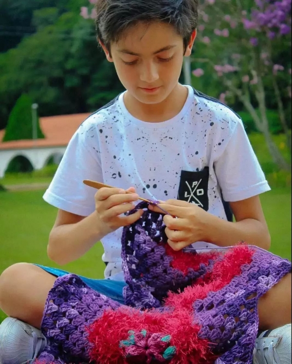 13歲男孩愛編織，遭到排擠，卻吸粉34萬！當你用心做一件事，全世界都在幫你！