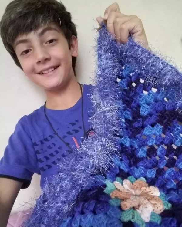 13歲男孩愛編織，遭到排擠，卻吸粉34萬！當你用心做一件事，全世界都在幫你！