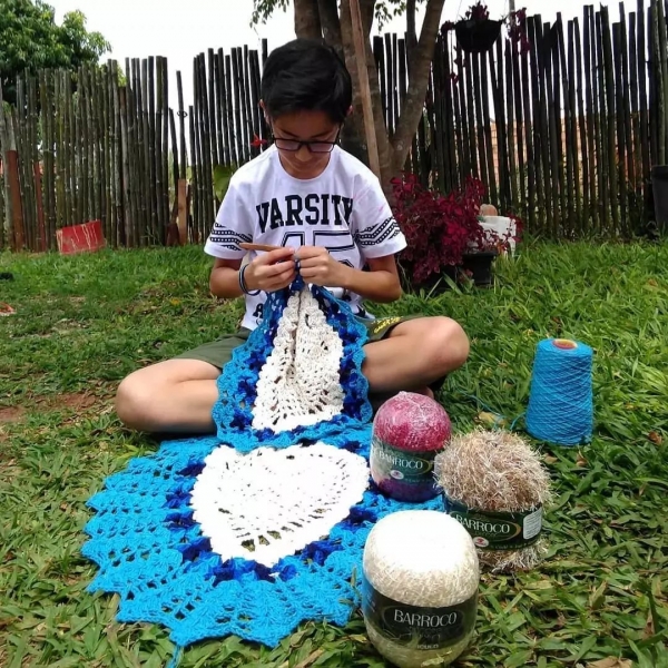 13歲男孩愛編織，遭到排擠，卻吸粉34萬！當你用心做一件事，全世界都在幫你！