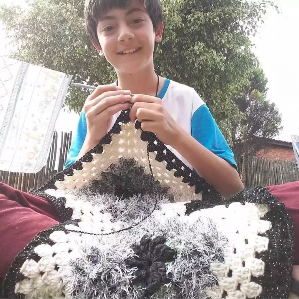 13歲男孩愛編織，遭到排擠，卻吸粉34萬！當你用心做一件事，全世界都在幫你！
