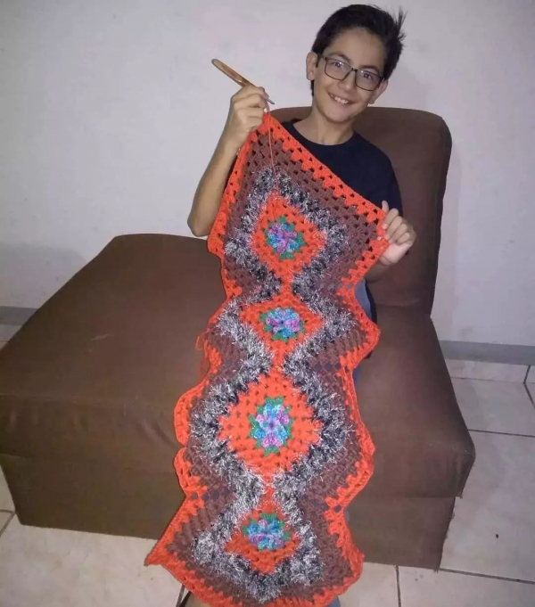 13歲男孩愛編織，遭到排擠，卻吸粉34萬！當你用心做一件事，全世界都在幫你！