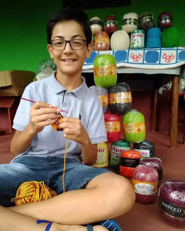 13歲男孩愛編織，遭到排擠，卻吸粉34萬！當你用心做一件事，全世界都在幫你！