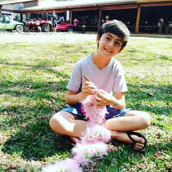 13歲男孩愛編織，遭到排擠，卻吸粉34萬！當你用心做一件事，全世界都在幫你！