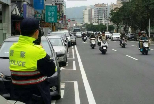 她為見爺爺最後一面，瘋狂飆車慘被攔下，但警察先生接下來的舉動，讓她一路暴哭…！