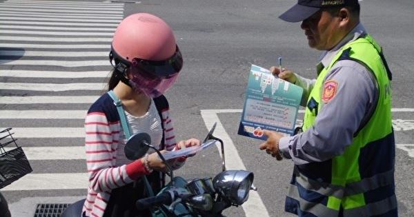 她為見爺爺最後一面，瘋狂飆車慘被攔下，但警察先生接下來的舉動，讓她一路暴哭…！
