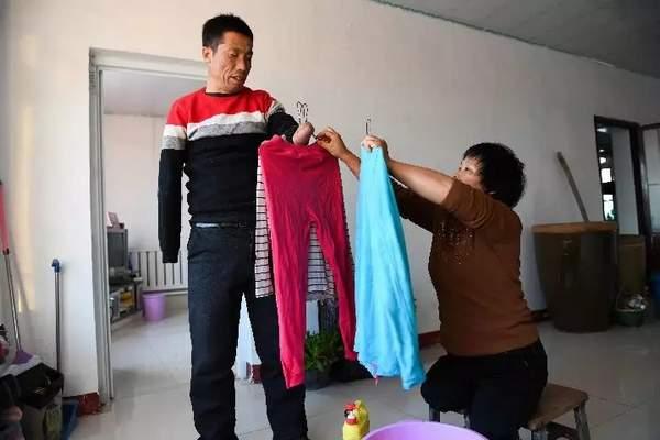 老公沒有雙臂，老婆沒有雙腿，卻讓網友很羨慕：「兩個人在一起什麼都能做到」 