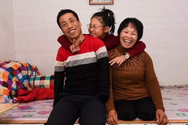 老公沒有雙臂，老婆沒有雙腿，卻讓網友很羨慕：「兩個人在一起什麼都能做到」 