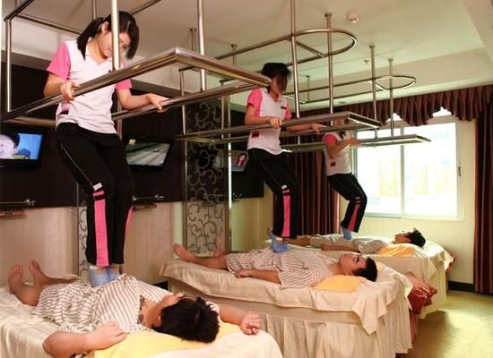 壓力大想鬆一下…如何判斷按摩店純不純？老司機解答「門口純貼紙」分兩種！