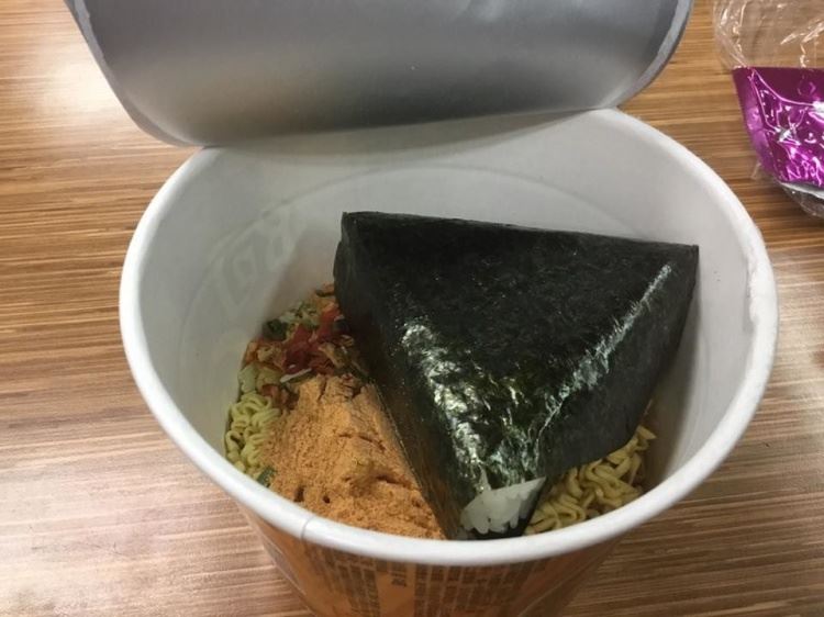 泡麵加什麼會變超☆爆好吃？全新暗黑吃法豪氣加入整顆「這個」：怪飽怪飽的豪爽！