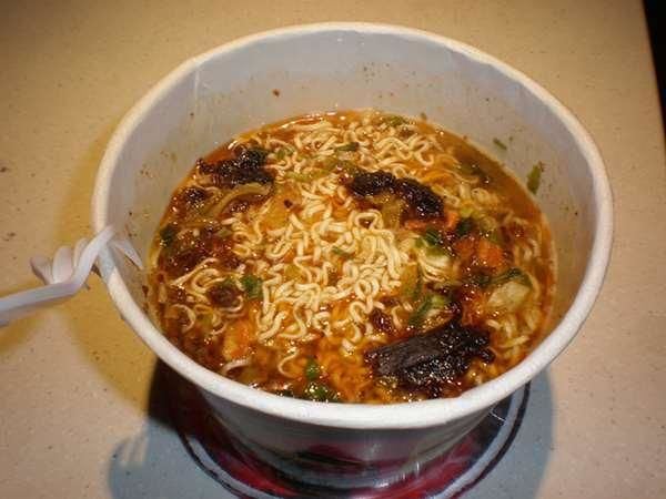 泡麵加什麼會變超☆爆好吃？全新暗黑吃法豪氣加入整顆「這個」：怪飽怪飽的豪爽！