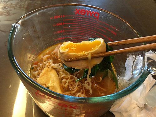 泡麵加什麼會變超☆爆好吃？全新暗黑吃法豪氣加入整顆「這個」：怪飽怪飽的豪爽！
