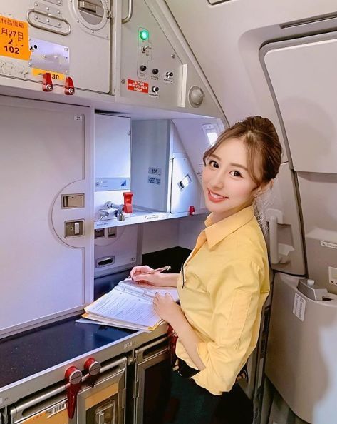 下衣失蹤！最美空姐辣露「白皙美腿」