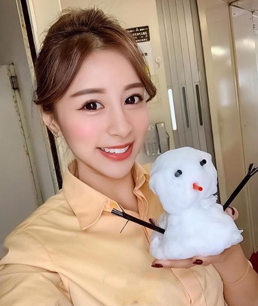 下衣失蹤！最美空姐辣露「白皙美腿」