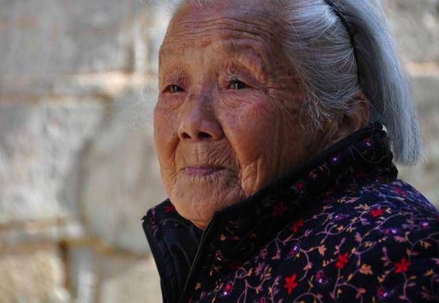 52歲孤寡老人撿個棄嬰，十八年後女孩高考，家門口來了一排警車！
