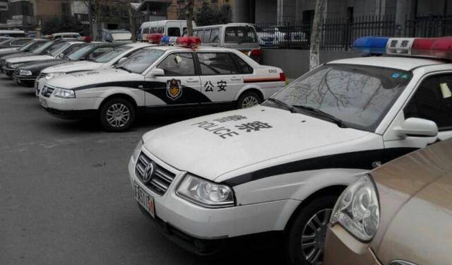 52歲孤寡老人撿個棄嬰，十八年後女孩高考，家門口來了一排警車！