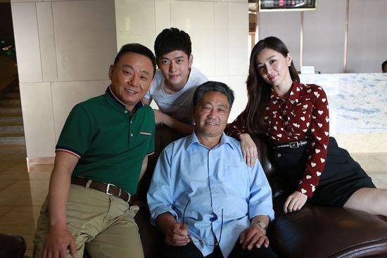 哥結婚我轉3萬，媽不讓我回家，我覺得不對勁，推門後我走人