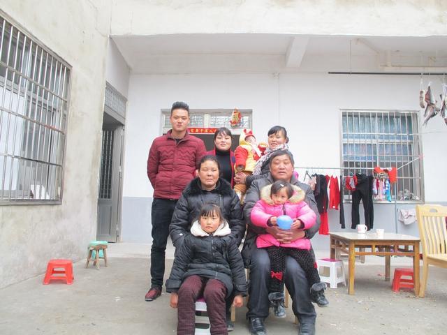 哥結婚我轉3萬，媽不讓我回家，我覺得不對勁，推門後我走人