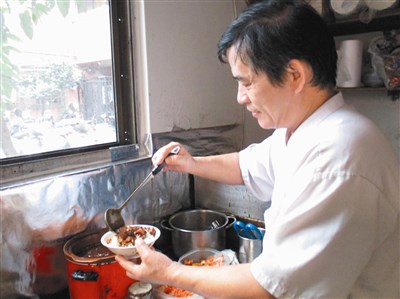 行善9年！阿興滷肉飯「過年免費送待用餐」助弱勢　老闆哽咽曝「我也是餓過來的」辛酸故事惹哭人