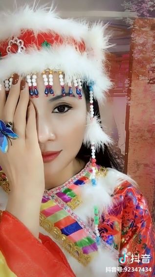 村姑靠超強仿妝「1人扮整個演藝圈」 繼半臉小S後再度出手「100％還原劉嘉玲」...本尊認證：比我更漂亮