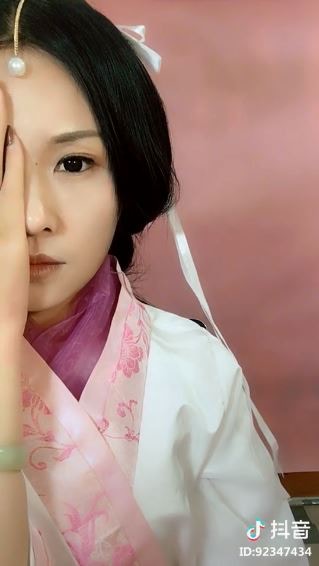 村姑靠超強仿妝「1人扮整個演藝圈」 繼半臉小S後再度出手「100％還原劉嘉玲」...本尊認證：比我更漂亮