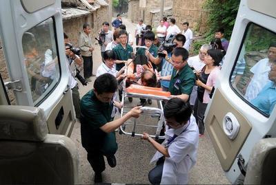夫婦深山當野人，39年不下山，妻子獸化見人就咬，丈夫：靠妻子捕獵生存