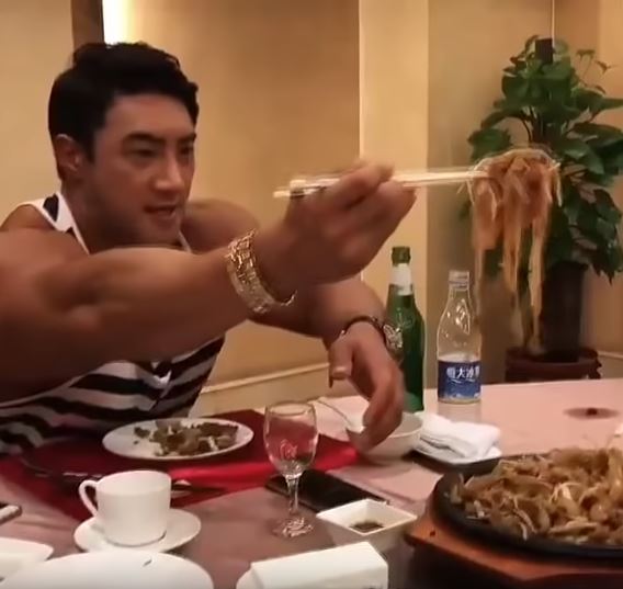 亞洲最壯男人天天這樣吃讓人看傻！他每天狂嗑1.5公斤的雞肉大餐！而他秘密的「特殊獎勵大餐」，內容物都跌破大家眼鏡！