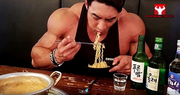 亞洲最壯男人天天這樣吃讓人看傻！他每天狂嗑1.5公斤的雞肉大餐！而他秘密的「特殊獎勵大餐」，內容物都跌破大家眼鏡！