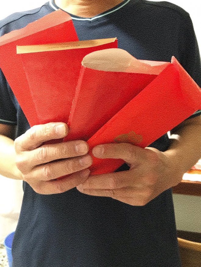 超厚一疊！老爸突然遞紅包一開「滿滿都是藍色」　女大生樂歪「下一秒神展開」網笑瘋：老爸太會