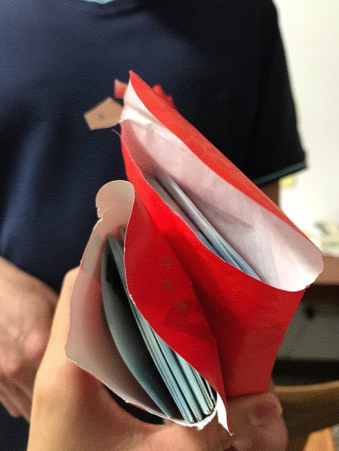 超厚一疊！老爸突然遞紅包一開「滿滿都是藍色」　女大生樂歪「下一秒神展開」網笑瘋：老爸太會