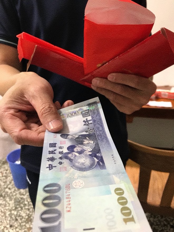 超厚一疊！老爸突然遞紅包一開「滿滿都是藍色」　女大生樂歪「下一秒神展開」網笑瘋：老爸太會