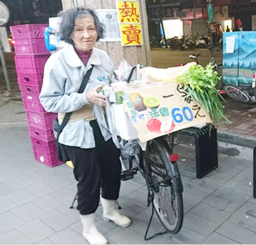 老公家暴，兒子患精神病，63歲母親捷運站賣蔬果：「我會為了他撐下去！」