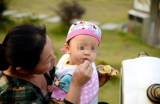 在女婿家帶孩子，每月沒有一分生活費，三年後他卻給了張返程票！