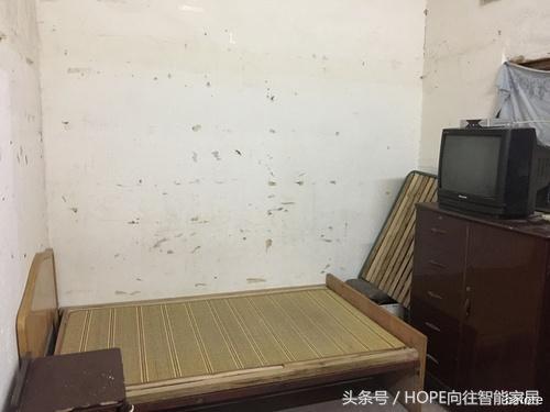 男子租「不到4坪」破爛房一個月後實在忍不了！他動手將它爆改成「複式小家」，房東樂到開花！